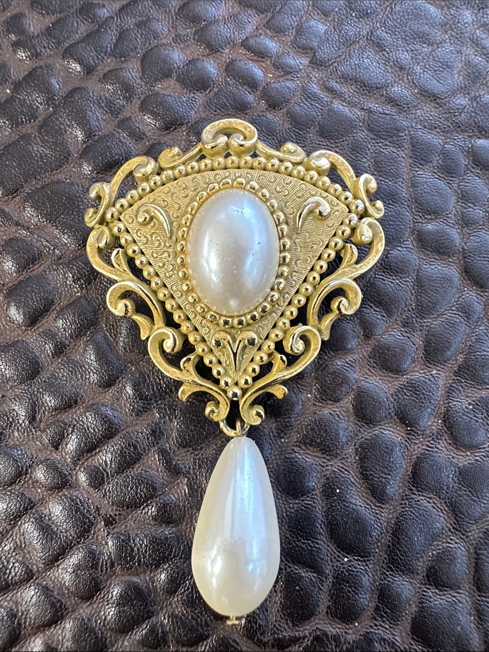Vintage-Inspired Gold and Pearl Pendant Necklace
